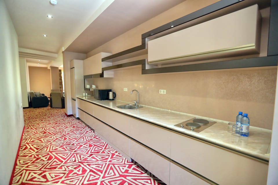 Family Suite | Private kitchen | Electric kettle