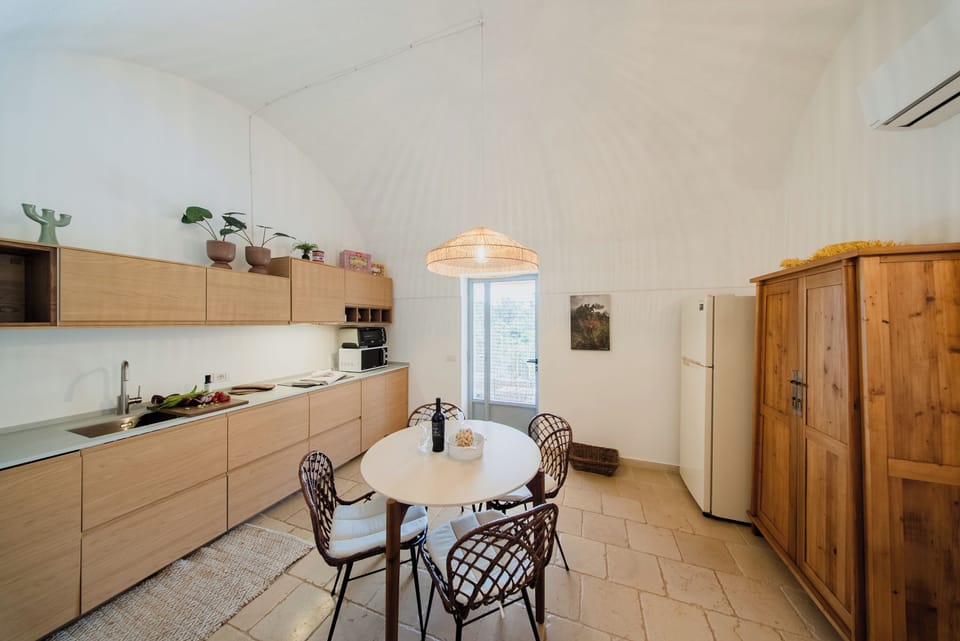 Full-size fridge, microwave, oven, stovetop