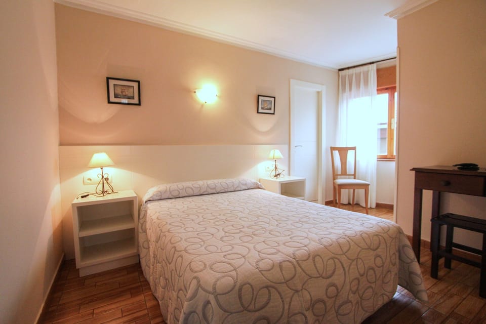 Double Room | Desk, bed sheets