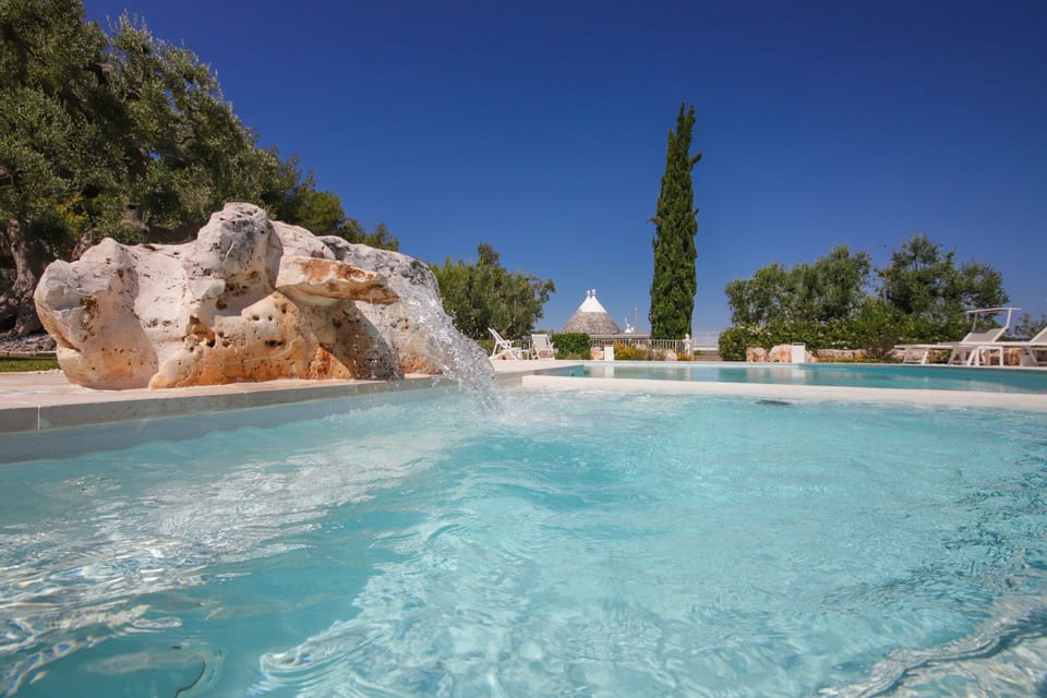 Seasonal outdoor pool, free cabanas, sun loungers