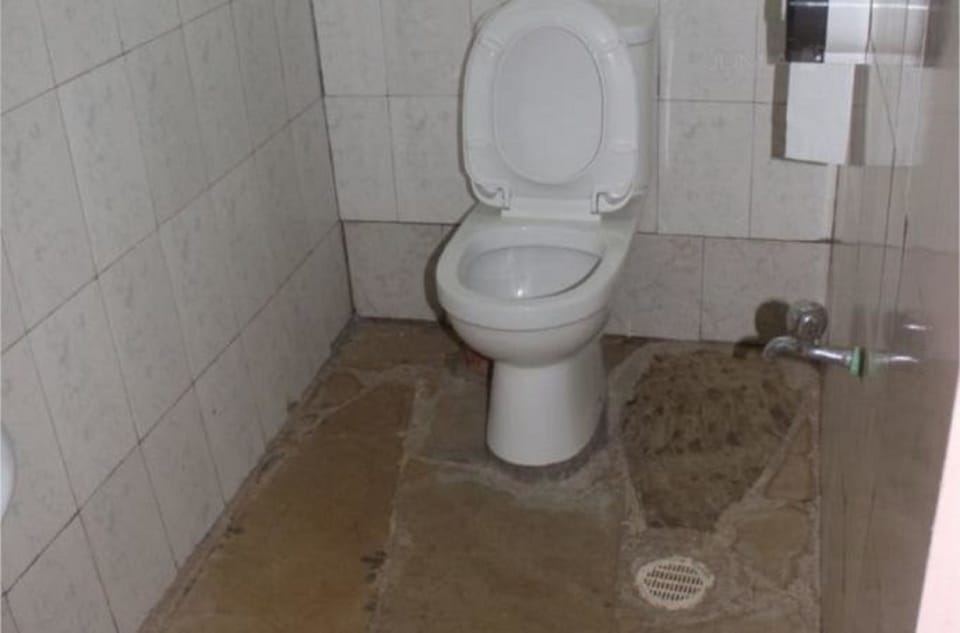 Shower, free toiletries, towels
