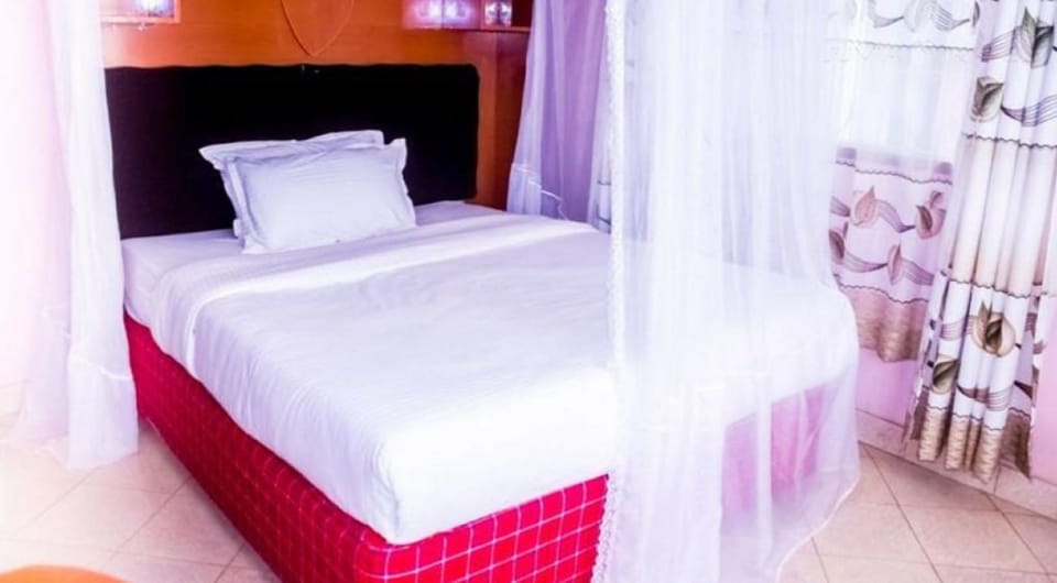 Double Room | Desk, free WiFi, bed sheets