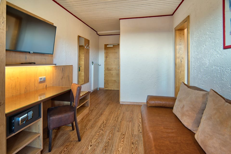 Doppelzimmer | Living area | 81-cm LCD TV with satellite channels, TV