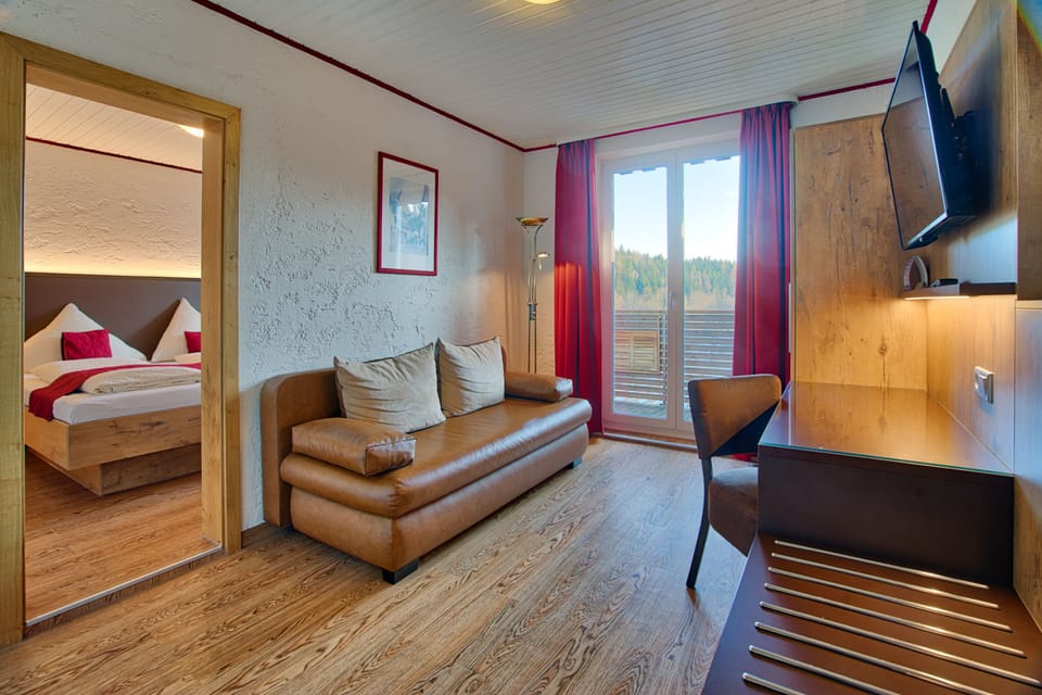 Doppelzimmer | Living area | 81-cm LCD TV with satellite channels, TV
