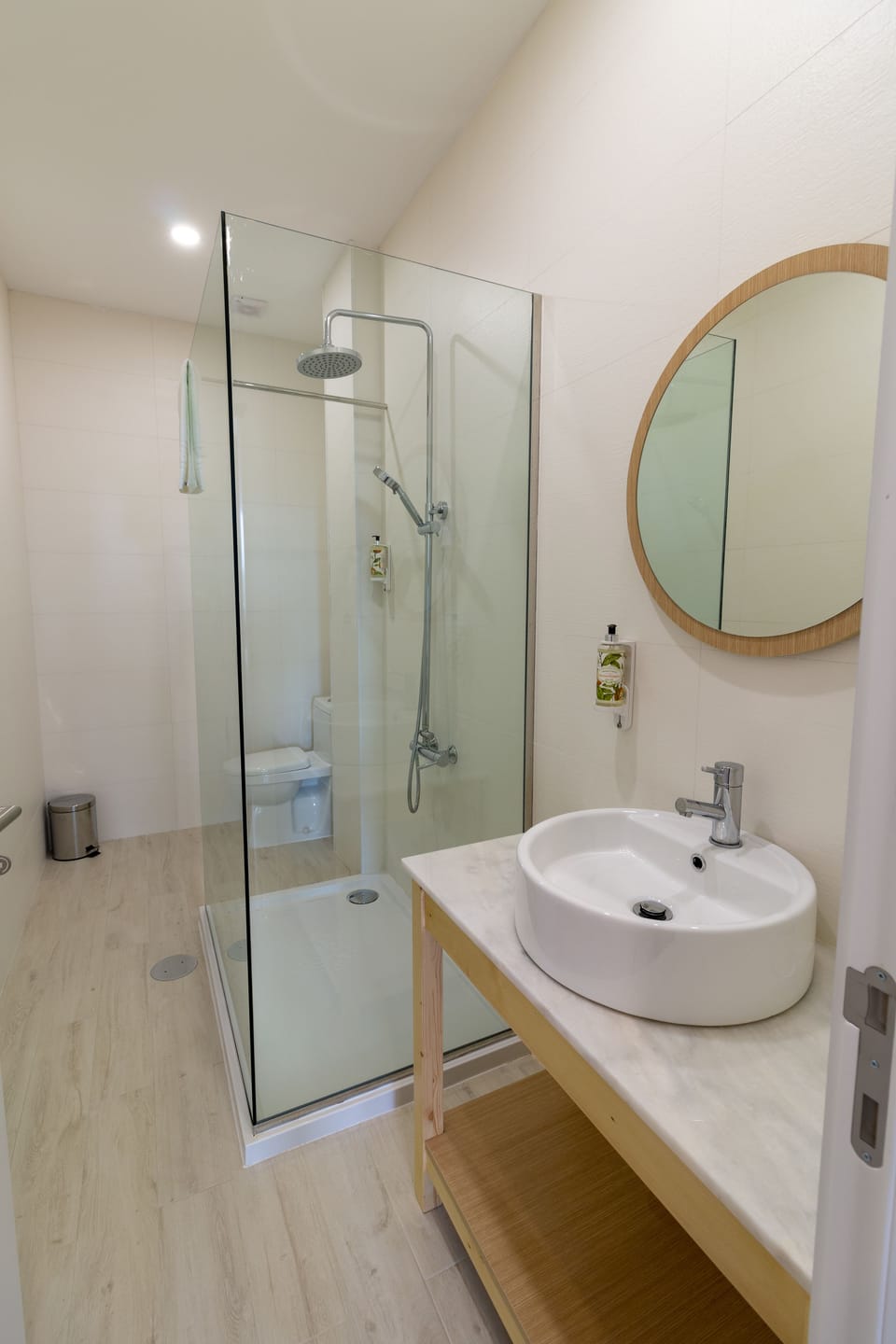 Deluxe Twin Room | Bathroom | Shower, free toiletries, hair dryer, towels