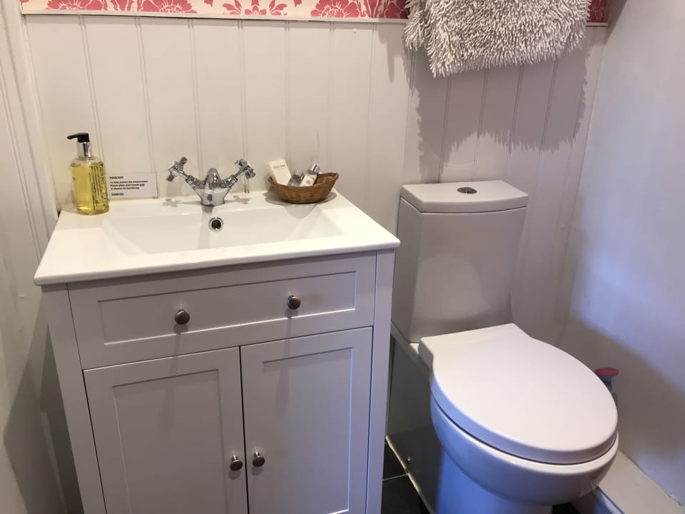 Classic Double Room, 1 Double Bed, Garden View | Bathroom | Shower, free toiletries, hair dryer, towels