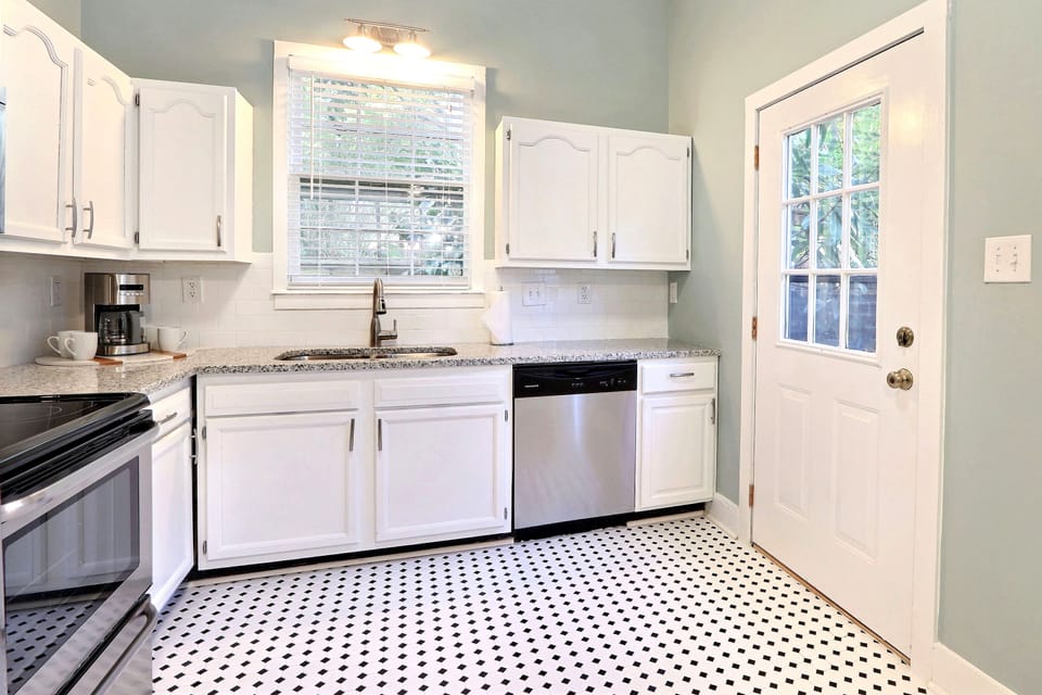 Apartment, Multiple Beds | Private kitchen | Full-size fridge, microwave, oven, stovetop