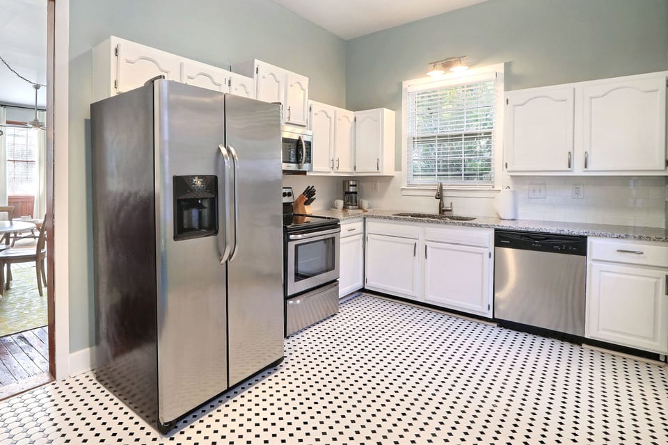 Apartment, Multiple Beds | Private kitchen | Full-size fridge, microwave, oven, stovetop