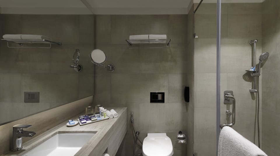 Shower, rainfall showerhead, free toiletries, hair dryer