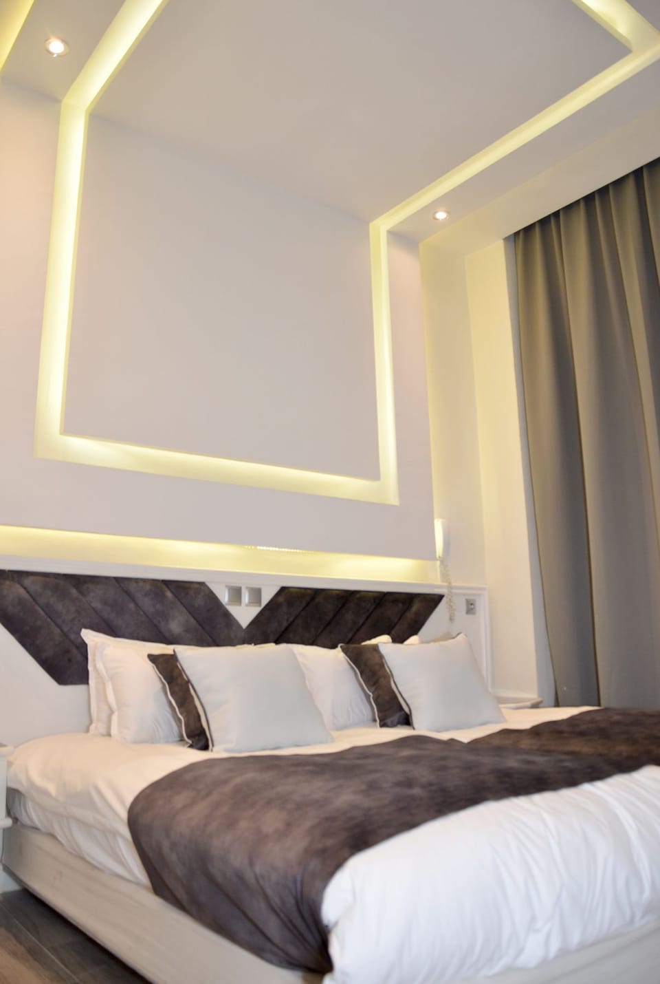 Deluxe Double Room, City View | Minibar, desk, blackout drapes, cribs/infant beds