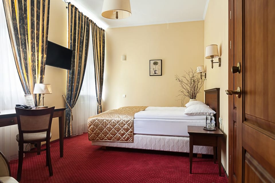 Classic Twin Room, City View | In-room safe, desk, blackout drapes, iron/ironing board