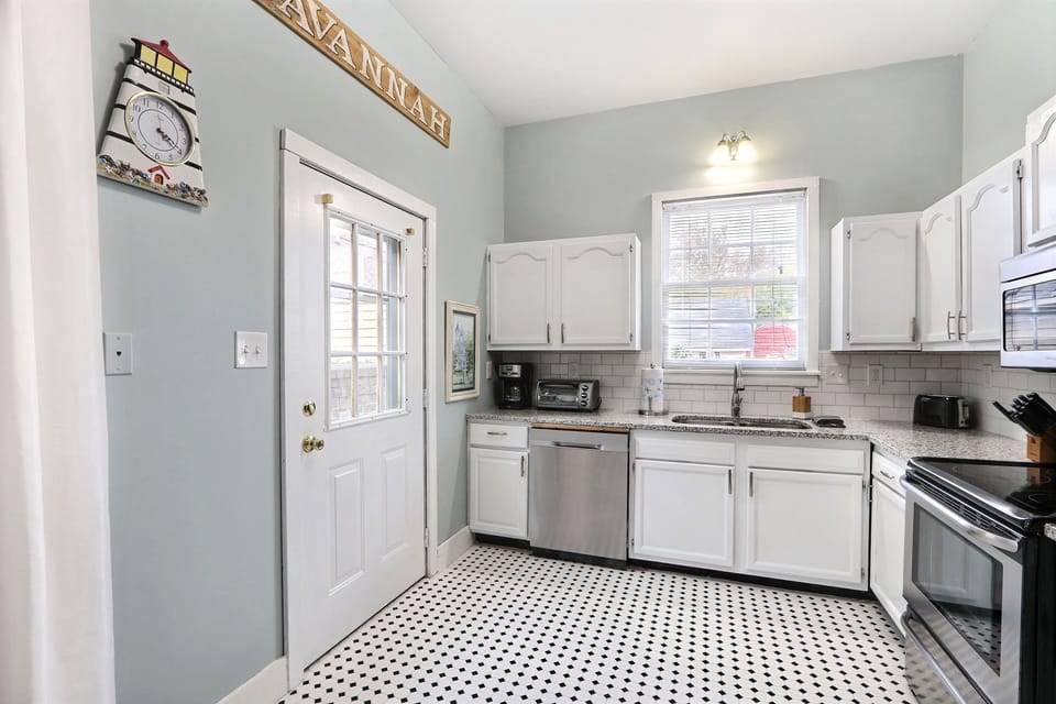 Apartment | Private kitchen | Coffee/tea maker, full-size fridge, microwave, oven