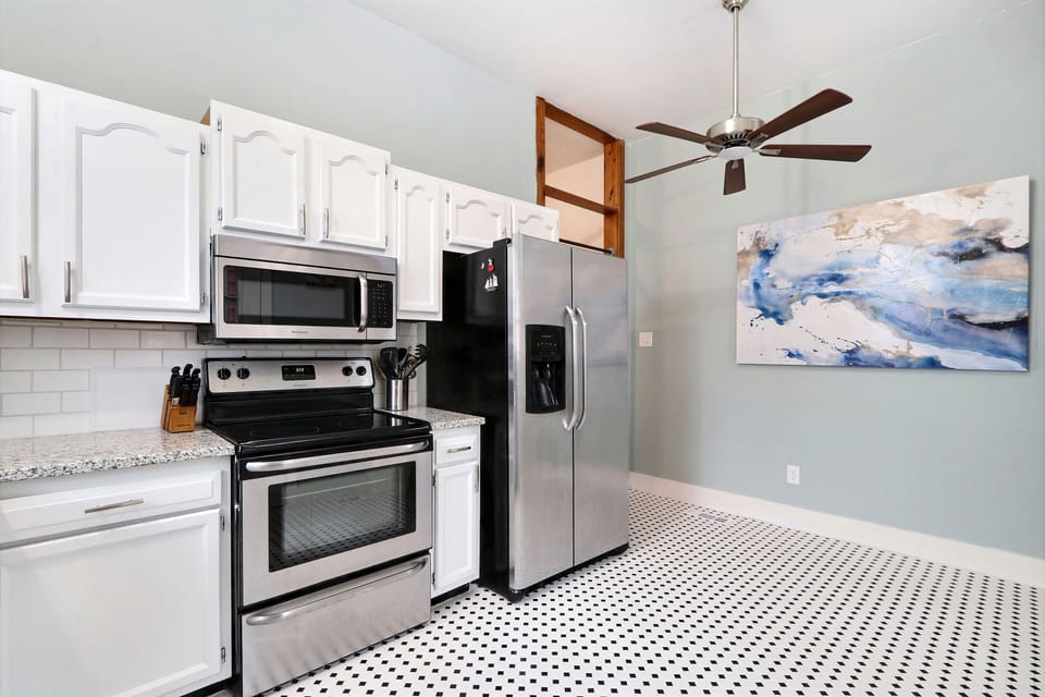 Apartment | Private kitchen | Coffee/tea maker, full-size fridge, microwave, oven