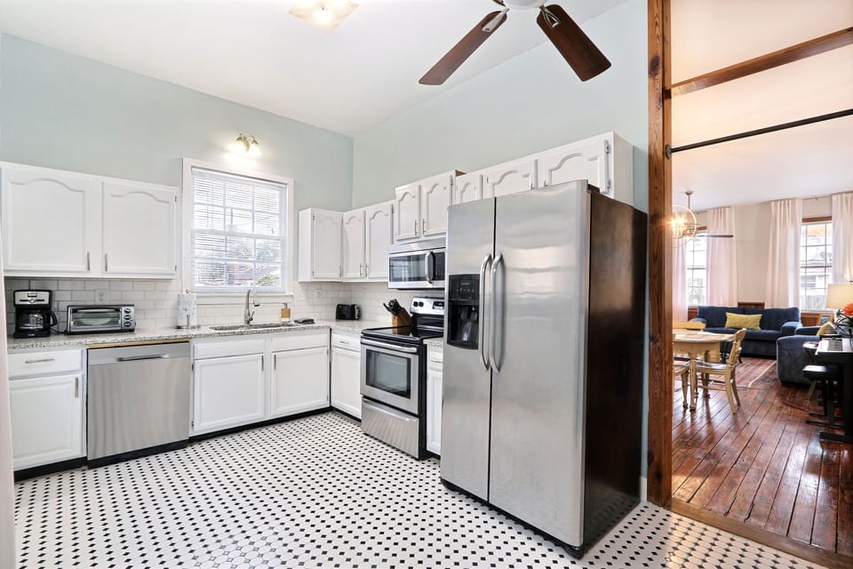 Apartment | Private kitchen | Coffee/tea maker, full-size fridge, microwave, oven