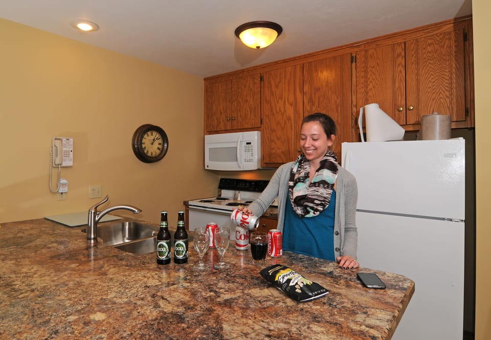 Full-size fridge, microwave, oven, stovetop