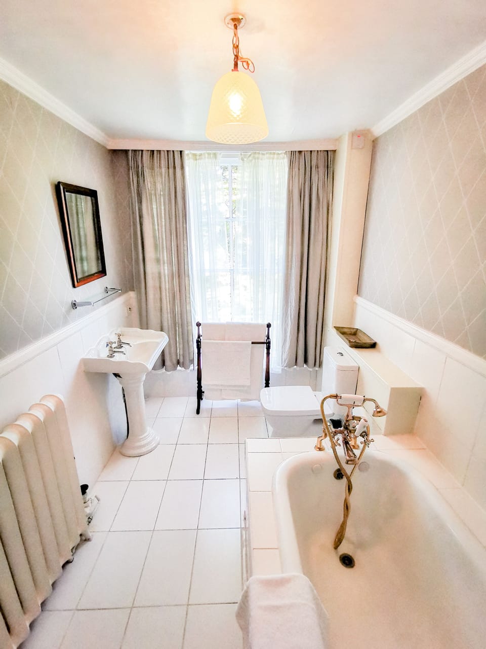 Luxury Room, 1 King Bed (Phantom) | Bathroom | Free toiletries, towels