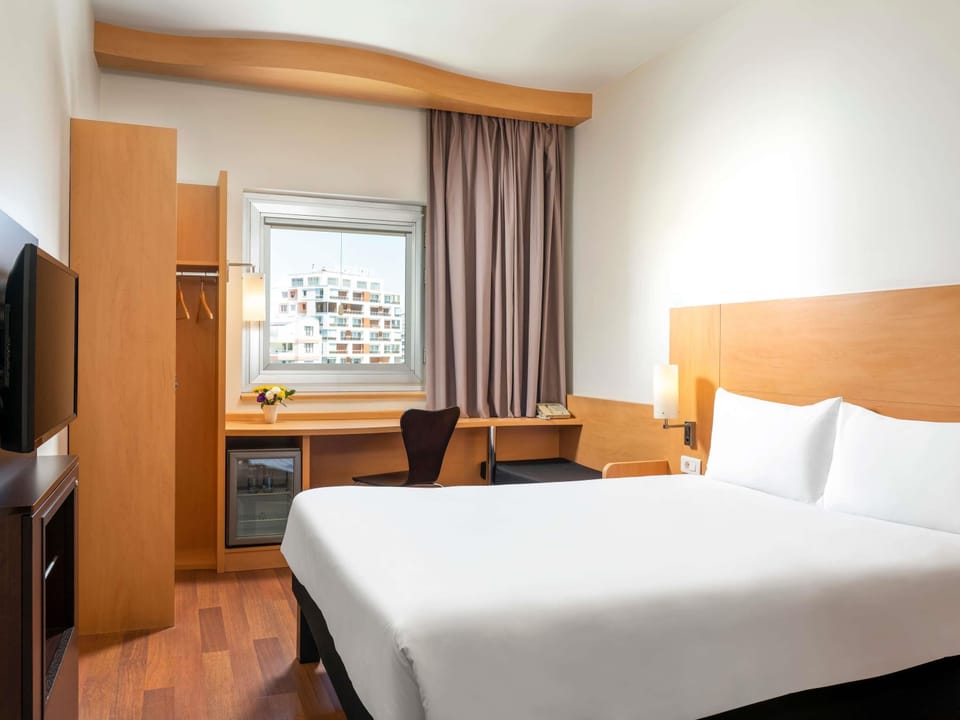 Double Room, 1 Double Bed | In-room safe, desk, soundproofing, iron/ironing board