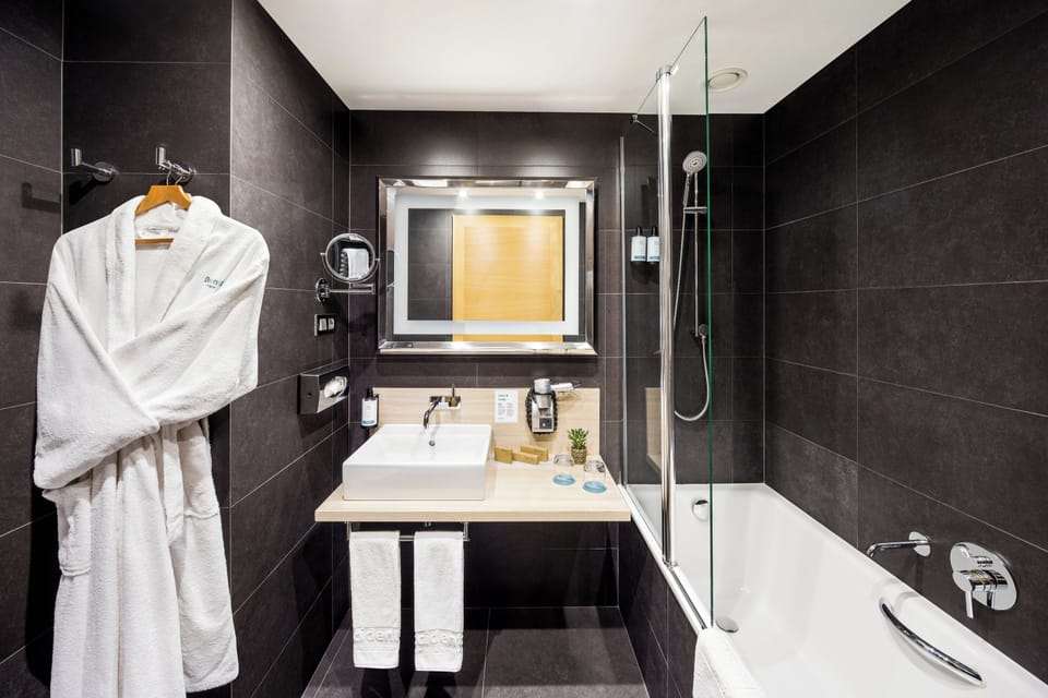 Combined shower/tub, free toiletries, hair dryer, towels