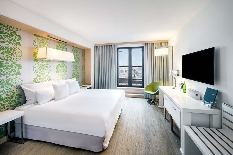 Hypo-allergenic bedding, minibar, in-room safe, desk