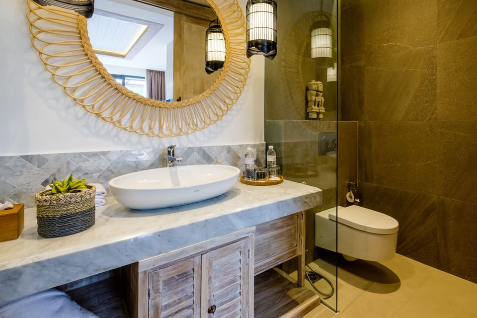 Deluxe Room | Bathroom | Shower, free toiletries, hair dryer, bathrobes