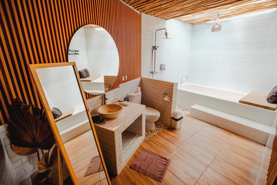 Deluxe Room | Bathroom | Shower, free toiletries, bidet, towels