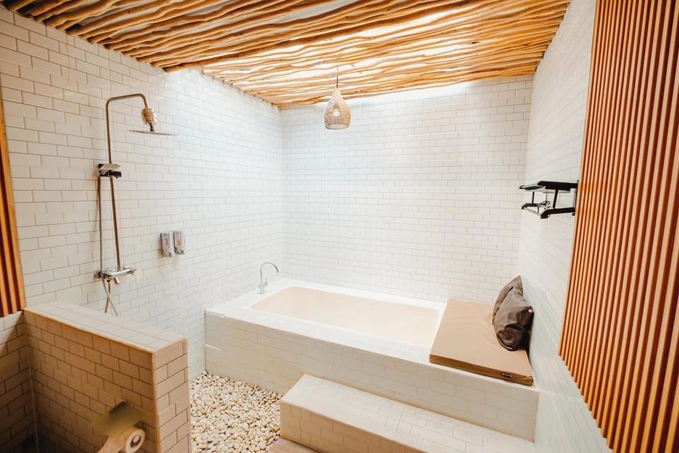Family Room | Bathroom | Shower, free toiletries, bidet, towels