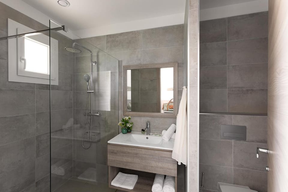Shower, rainfall showerhead, free toiletries, hair dryer