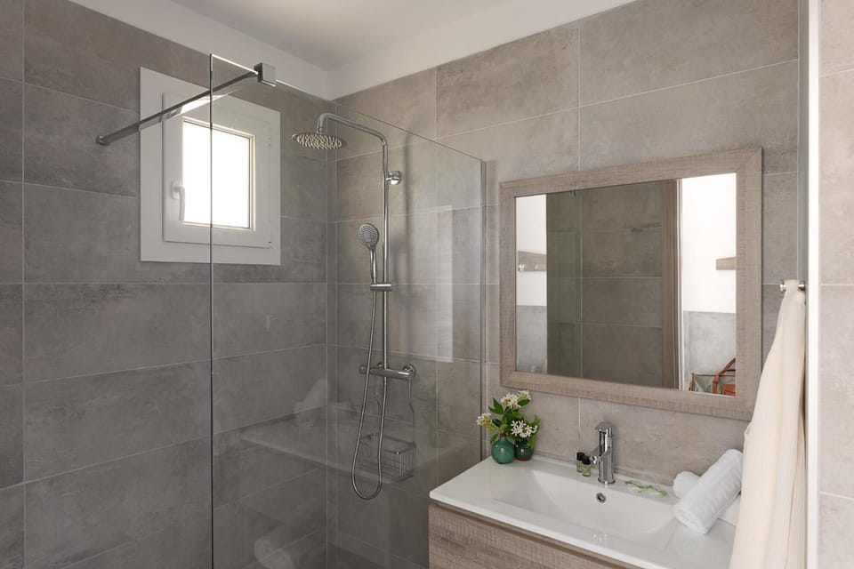 Shower, rainfall showerhead, free toiletries, hair dryer
