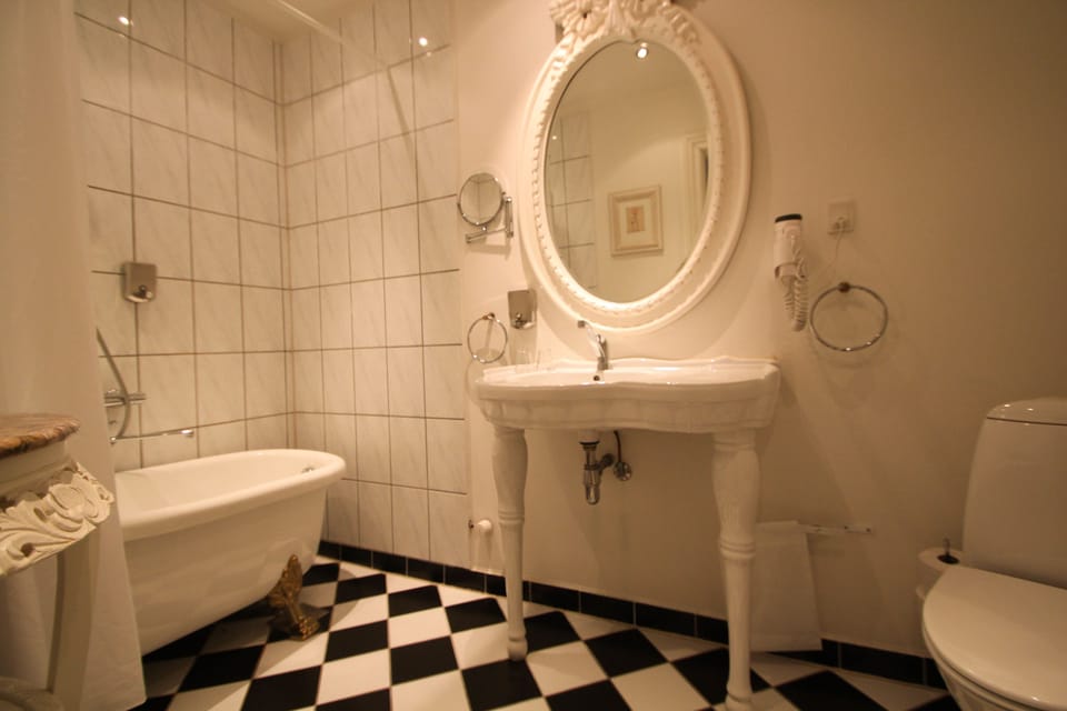 Suite | Bathroom | Free toiletries, hair dryer, heated floors, towels