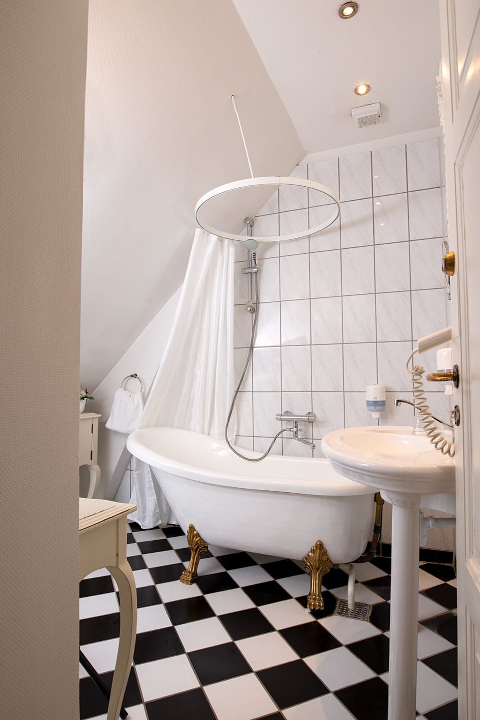 Junior Double Room (Brudeværelse) | Bathroom | Free toiletries, hair dryer, heated floors, towels
