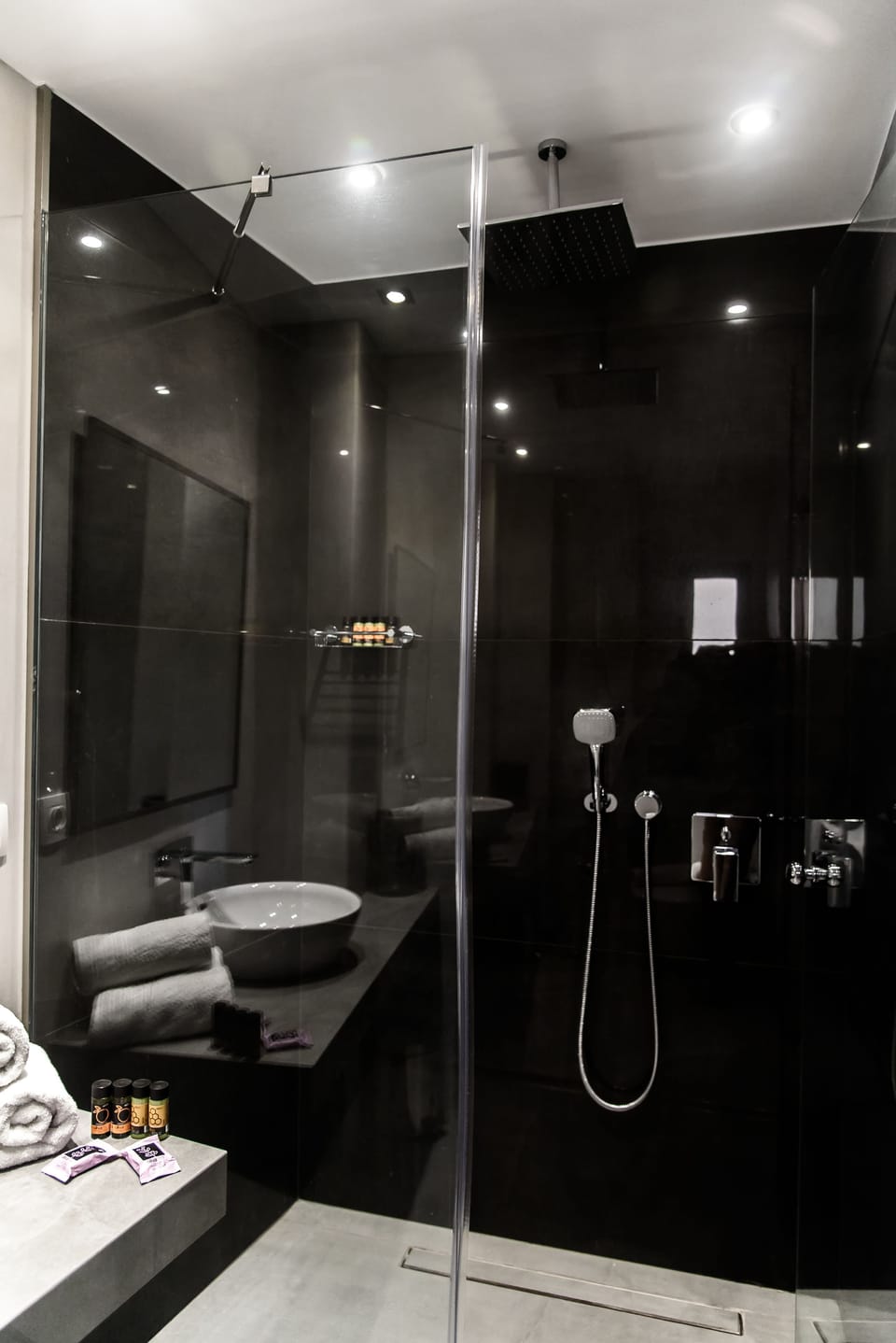 Shower, free toiletries, hair dryer, towels