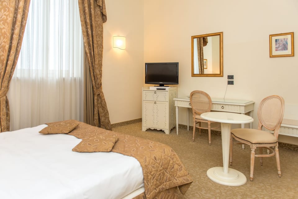 Minibar, in-room safe, desk, WiFi (free)