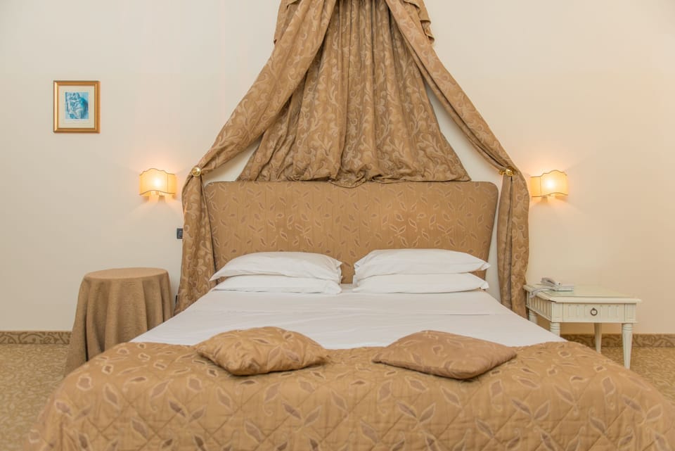 Standard Double or Twin Room, Accessible, Ground Floor | Minibar, in-room safe, desk, WiFi (free)