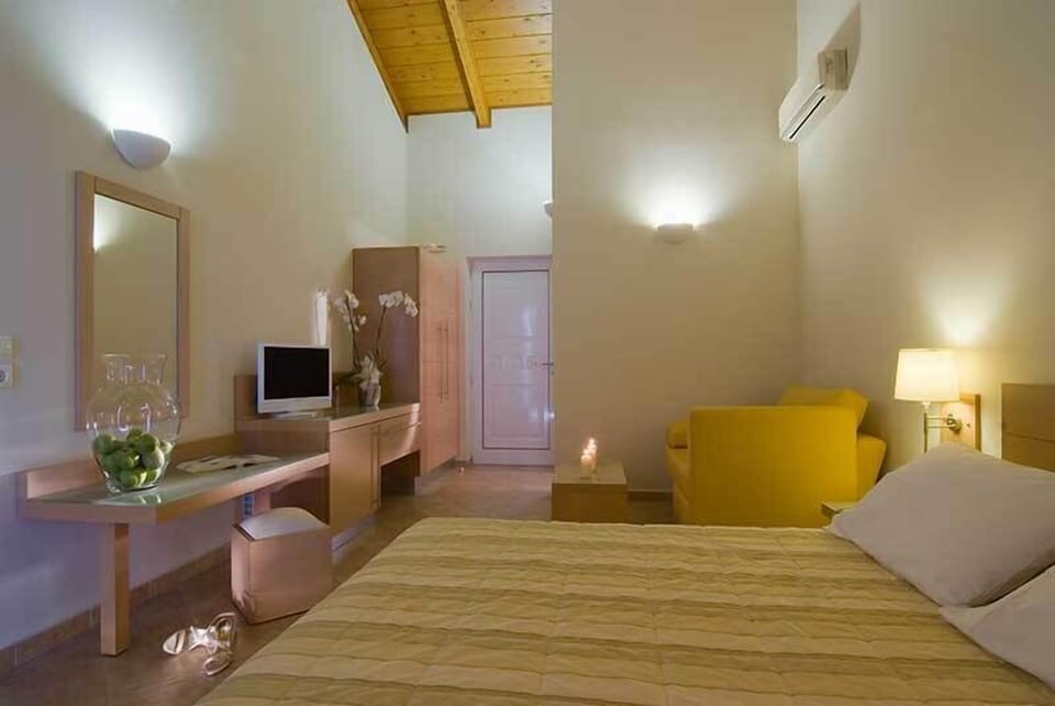 In-room safe, soundproofing, iron/ironing board, free WiFi