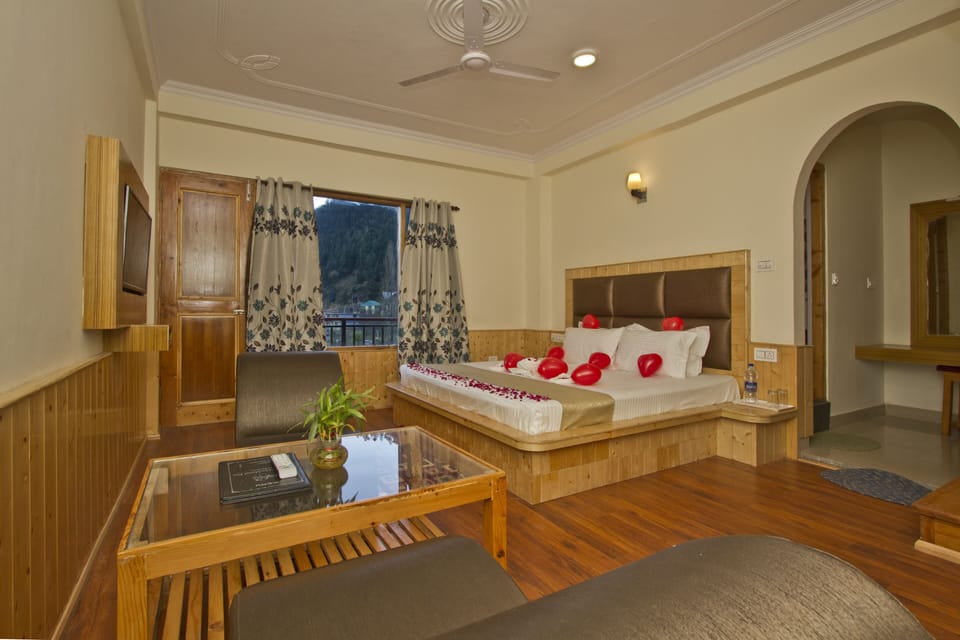 Superior Room, Hill View | In-room dining