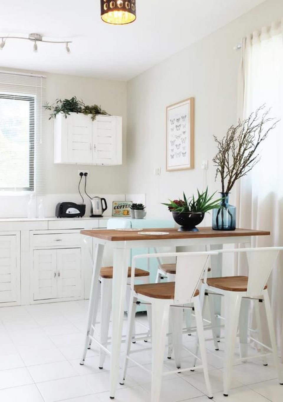 King Room With Bathroom (Shared Common Space) | In-room dining