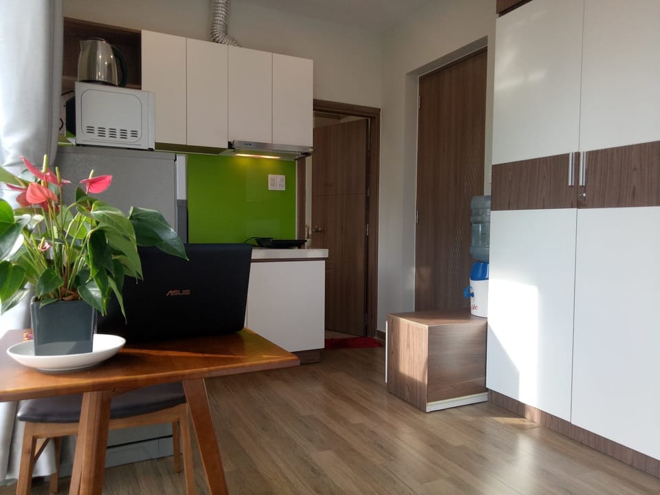Fridge, microwave, stovetop, electric kettle