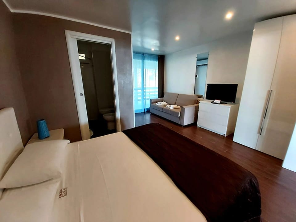 Minibar, desk, blackout drapes, soundproofing