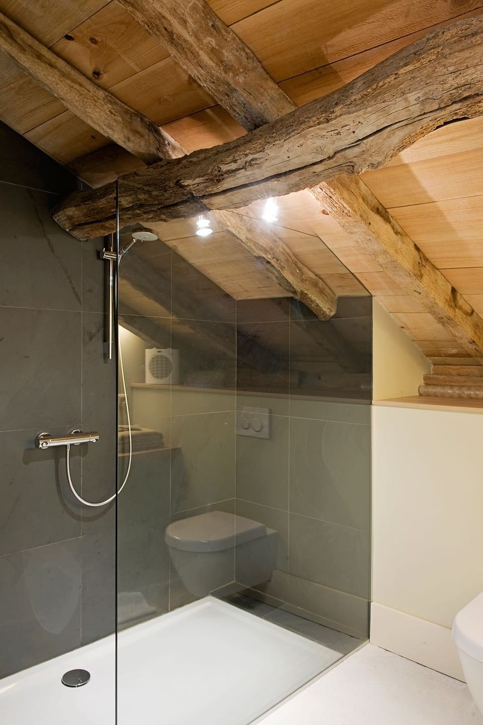 Double Room | Bathroom | Shower, rainfall showerhead, free toiletries, hair dryer