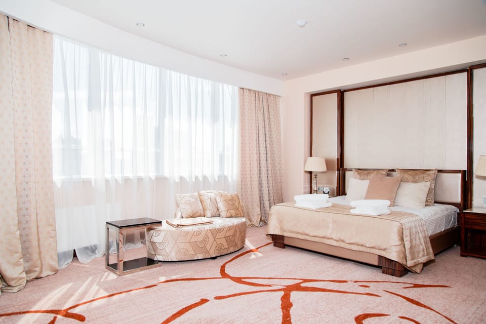Deluxe Suite | Minibar, in-room safe, desk, soundproofing