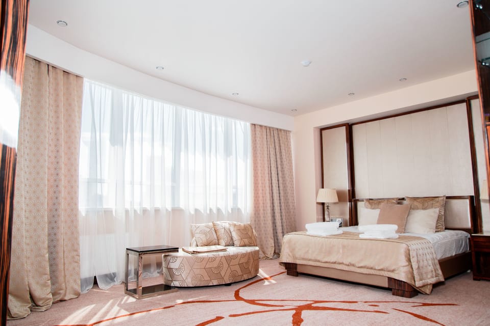 Deluxe Suite | Minibar, in-room safe, desk, soundproofing