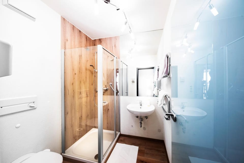 Economy Double Room | Bathroom | Shower, free toiletries, hair dryer, towels