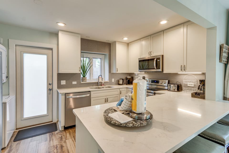 Kitchen | Equipped w/ Cooking Essentials | Breakfast Bar
