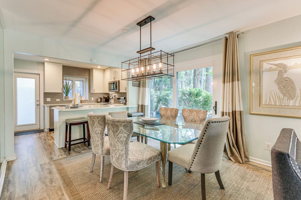 Dining Area | Dishware & Flatware Provided