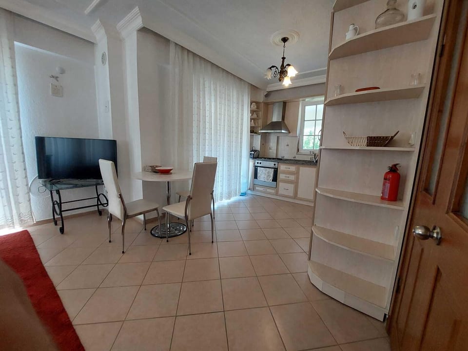 Classic Condo, 2 Bedrooms, Garden View | Private kitchen | Highchair