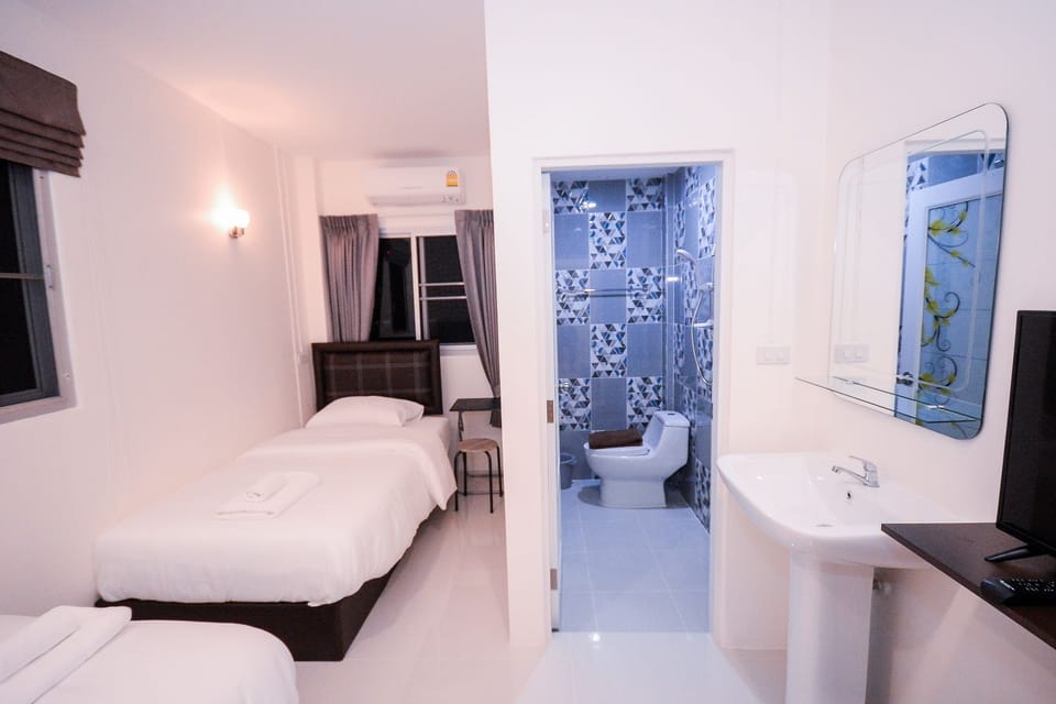 Standard Twin Room | Desk, free WiFi