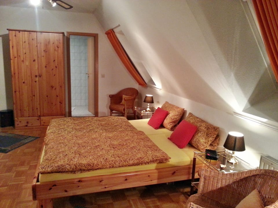 Comfort Double Room, 1 Queen Bed | Desk, free WiFi, bed sheets