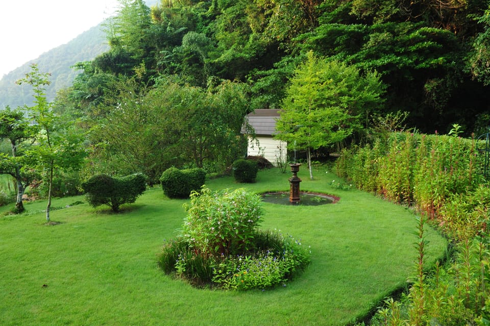 Log guest house with wide lawn garden
