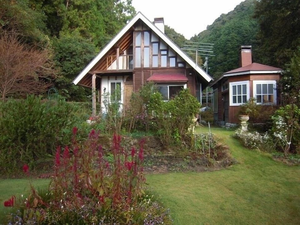 Log guest house with wide lawn garden