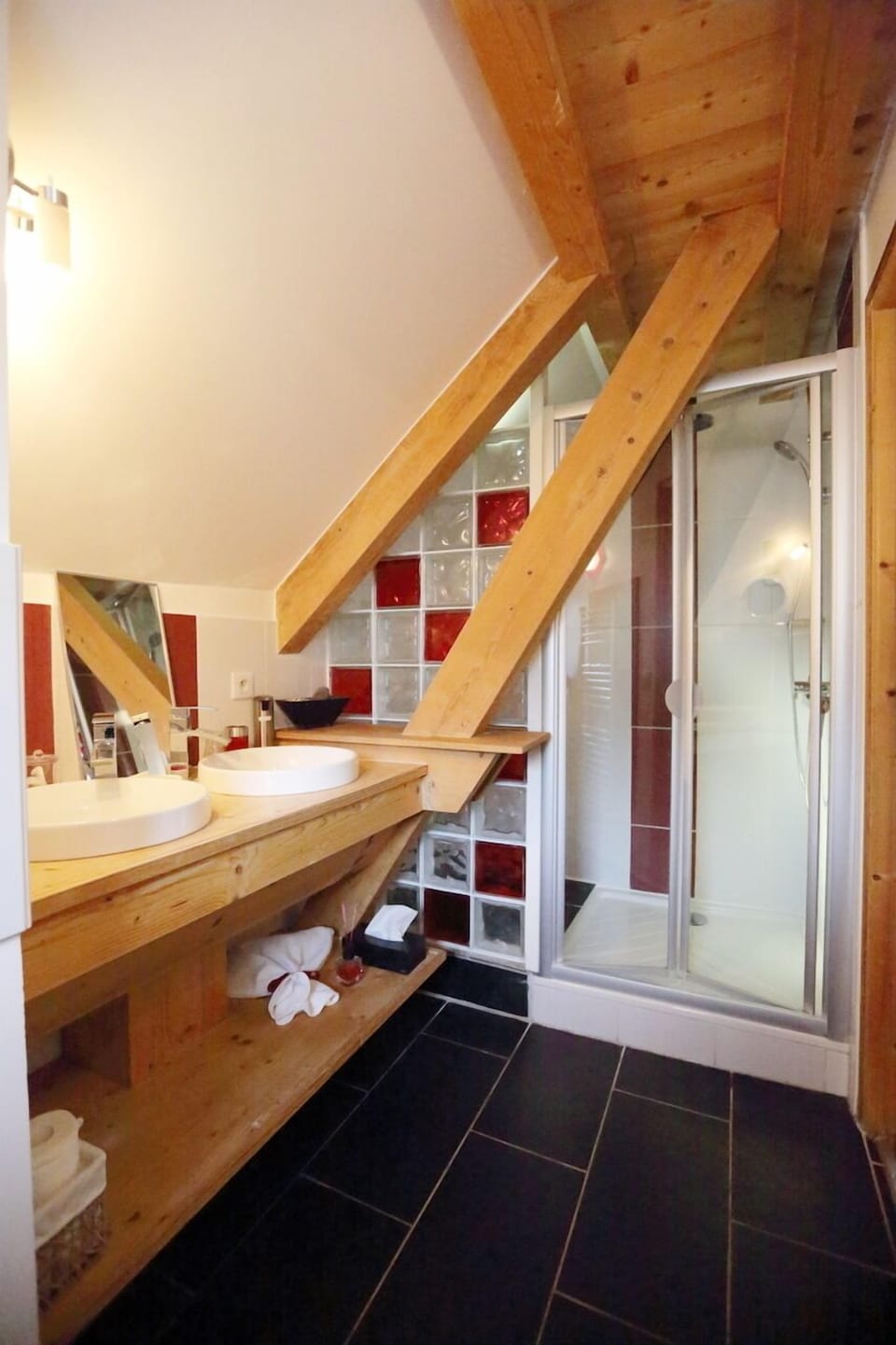 Superior Double or Twin Room (Perle) | Bathroom | Shower, rainfall showerhead, free toiletries, hair dryer